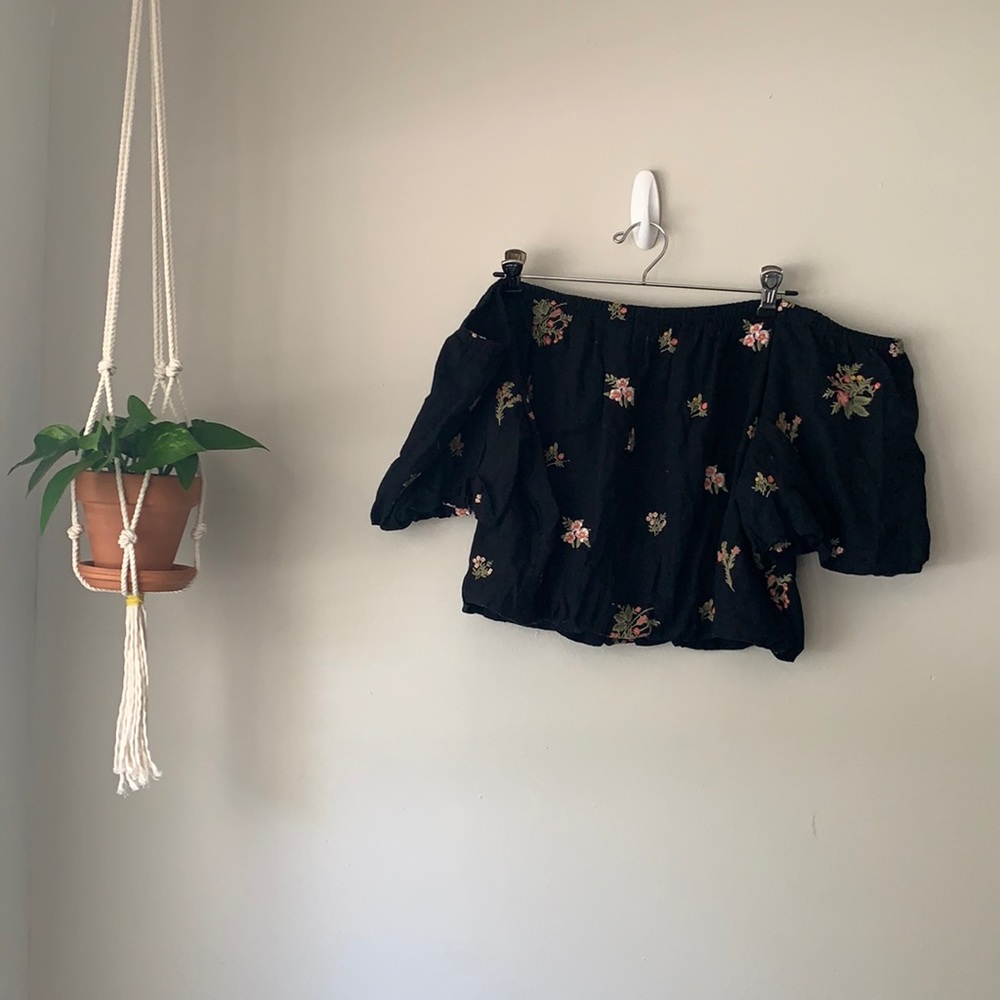 ☮️ American Eagle Poofy Crop Top